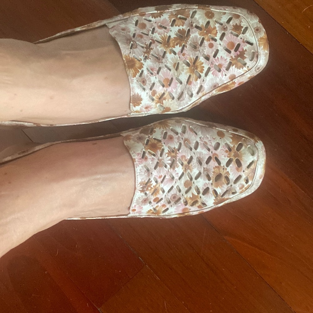low-heeled(2,5in) leather sandals made in Italy